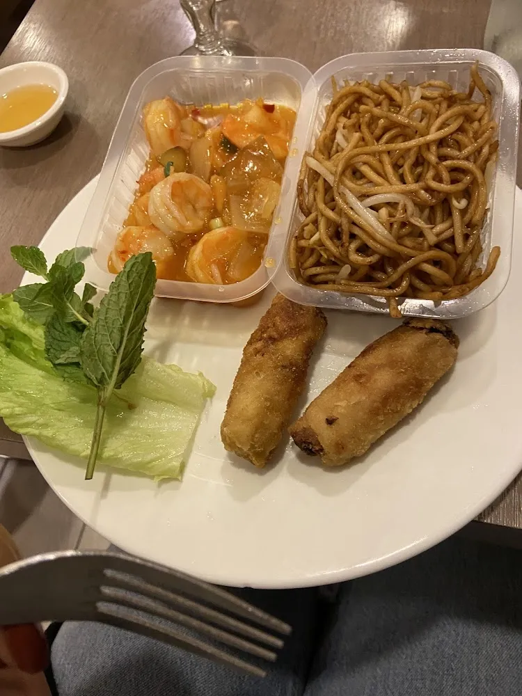 Nouilles Sautées Aux Crevettes Et Nems Poulet